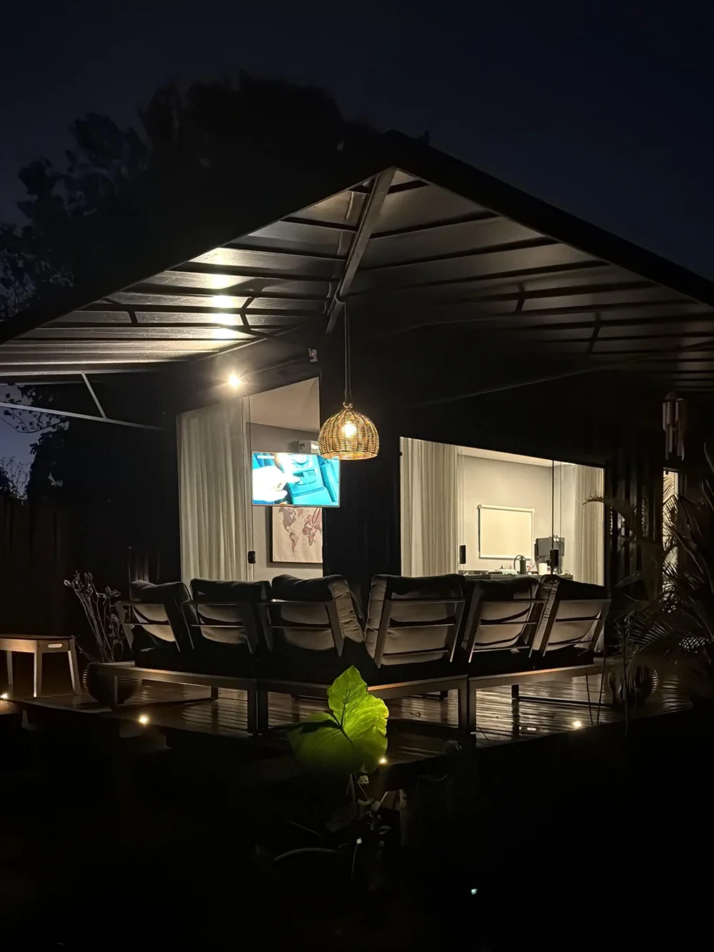 Chalé Container - jardim e chale noite