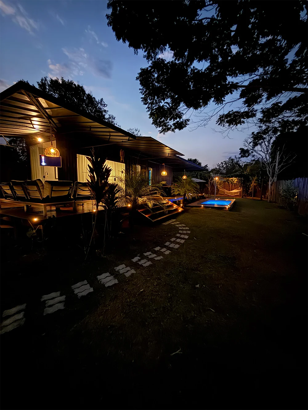 Chalé Container - jardim e chale