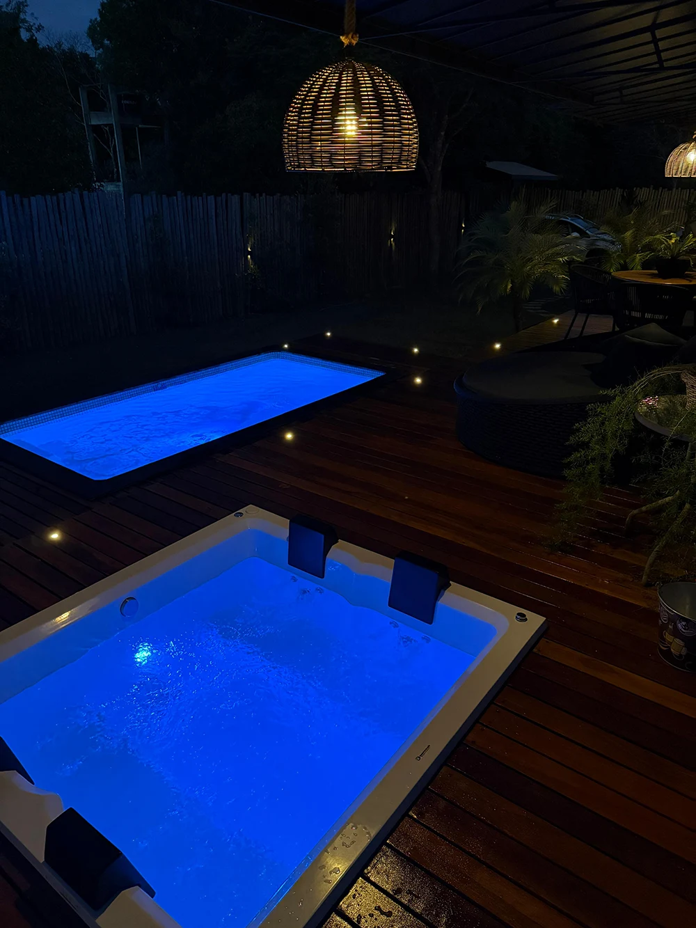 Chalé Container - pscina e deck noite