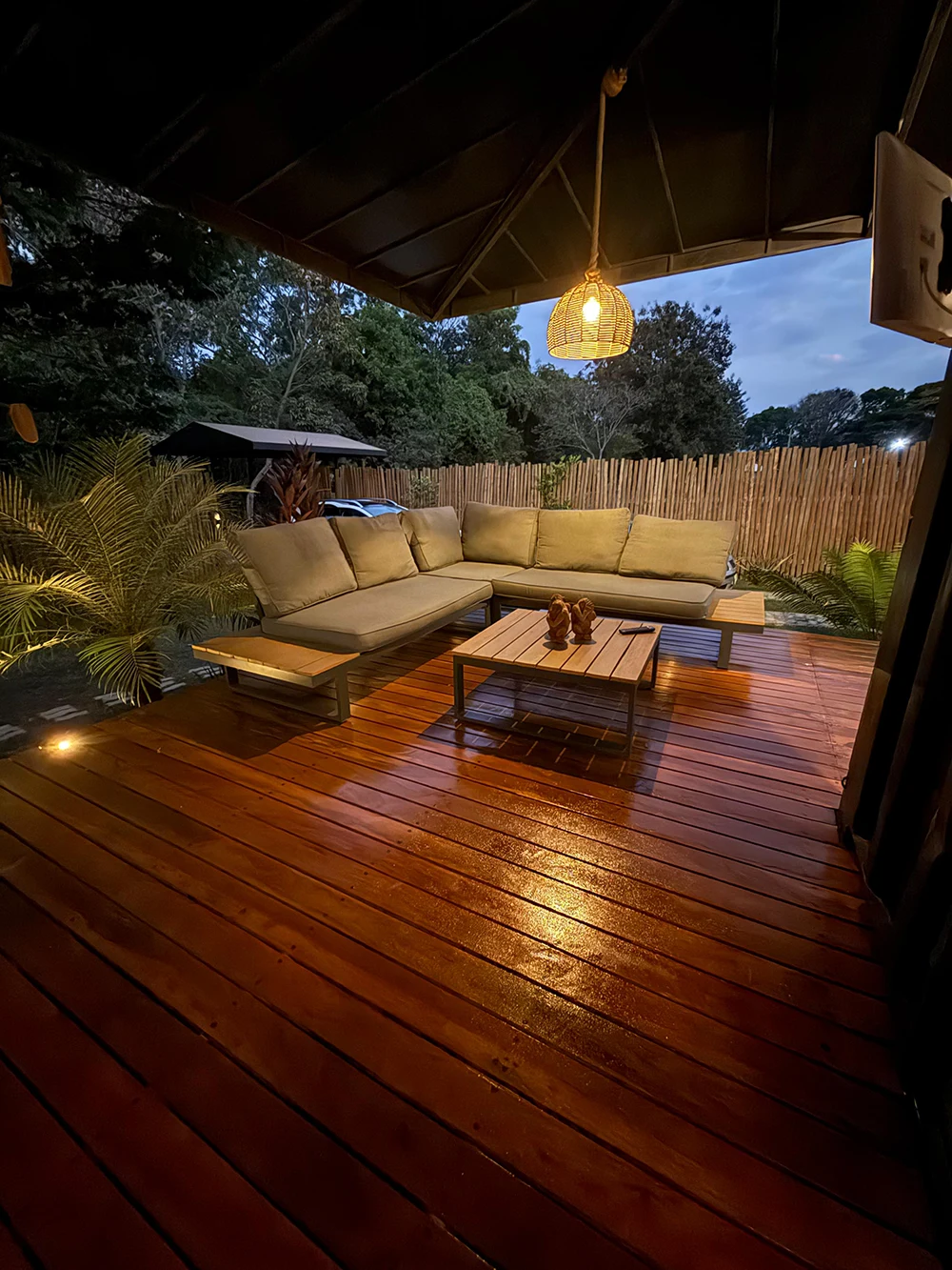 Chalé Container - varanda com sofa noite